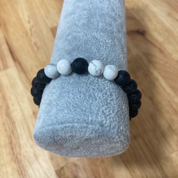 Lava rock diffuser bracelet with white howlite stone beads-adjustable - Picture 4 of 5